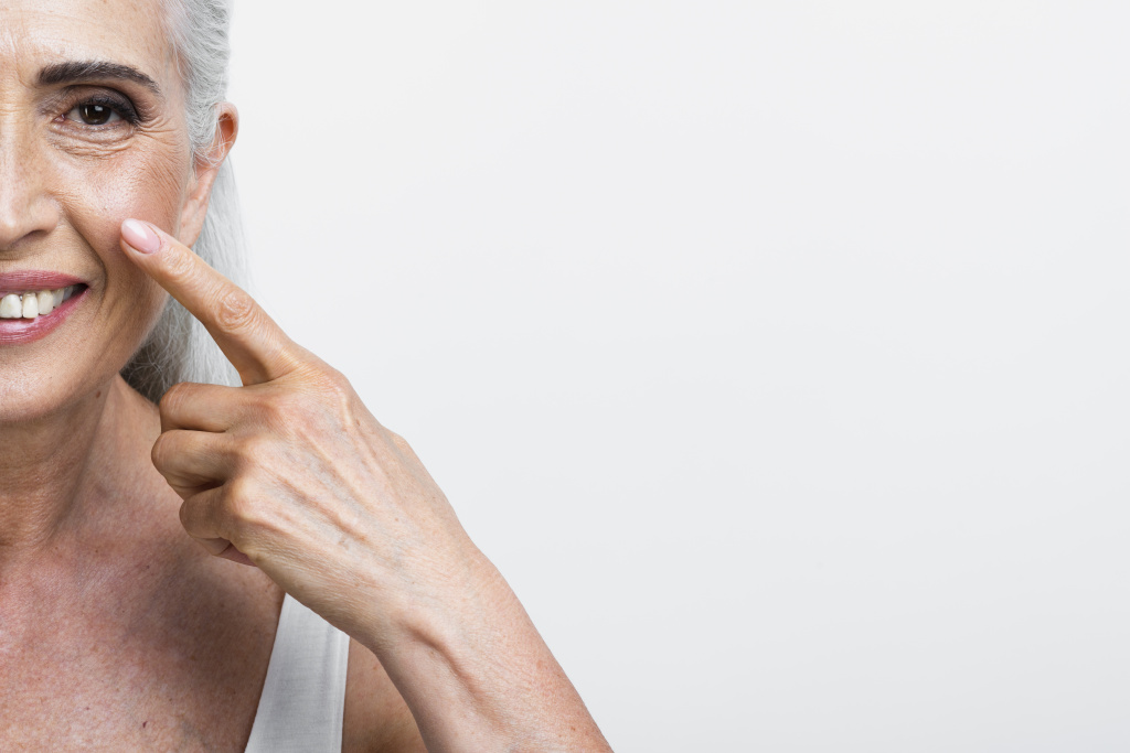 front-view-smiley-woman-looking-camera.jpg front-view-smiley-woman-looking-camera.jpg