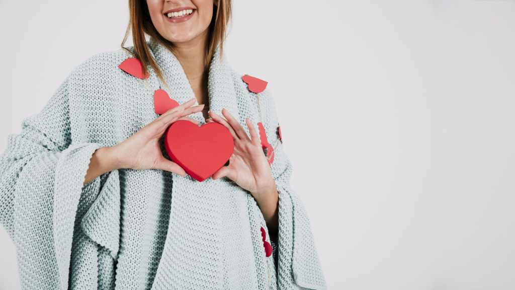 happy-woman-with-heart-giftbox.jpg happy-woman-with-heart-giftbox.jpg